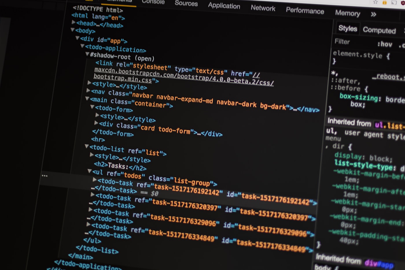 Pantalla mostrando el código HTML y los estilos de una página web en las herramientas de desarrollo del navegador