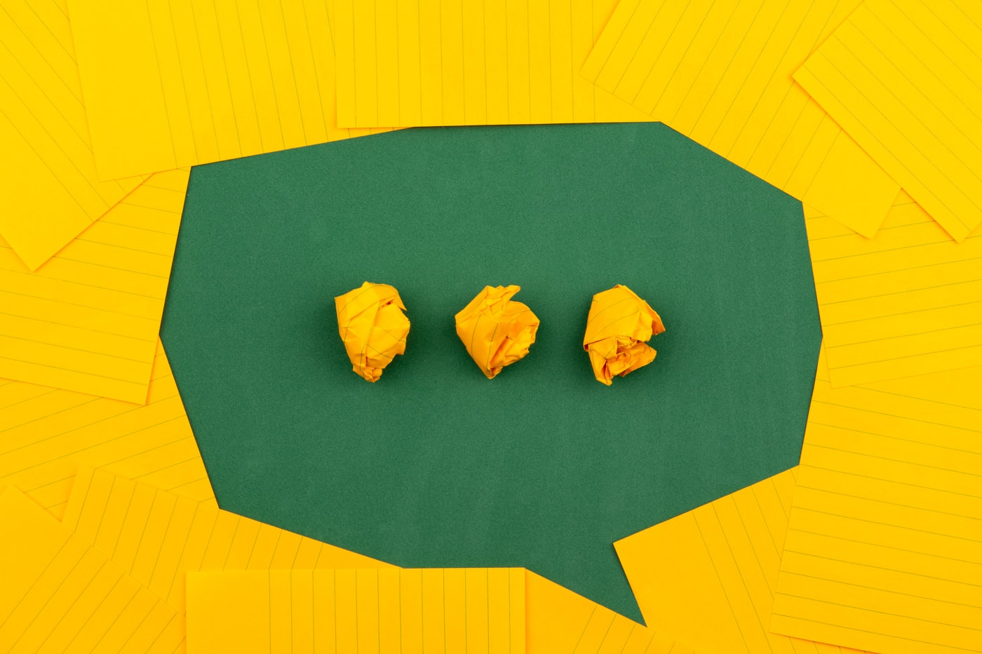Composición gráfica con una burbuja de diálogo verde sobre fondo amarillo, representando mensajería instantánea