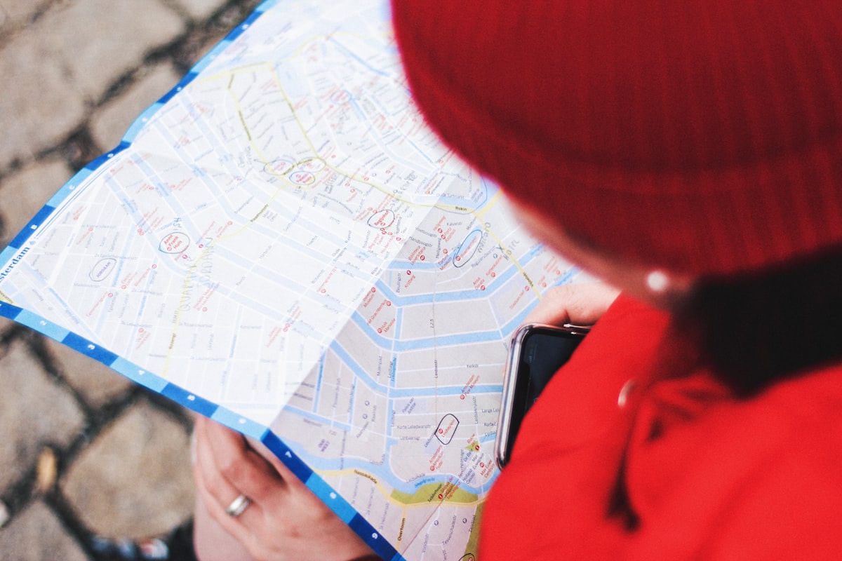 Persona localizando puntos de interés sobre un mapa de la ciudad
