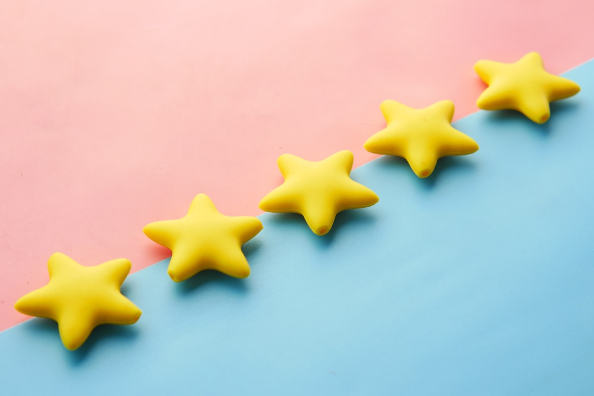 Cinco estrellas amarillas alineadas representando una valoración de cinco estrellas